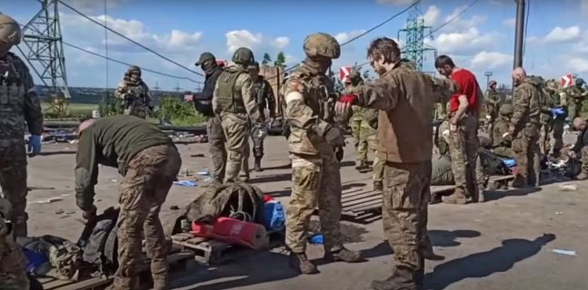 Азовци се предадоха, а не “евакуираха”