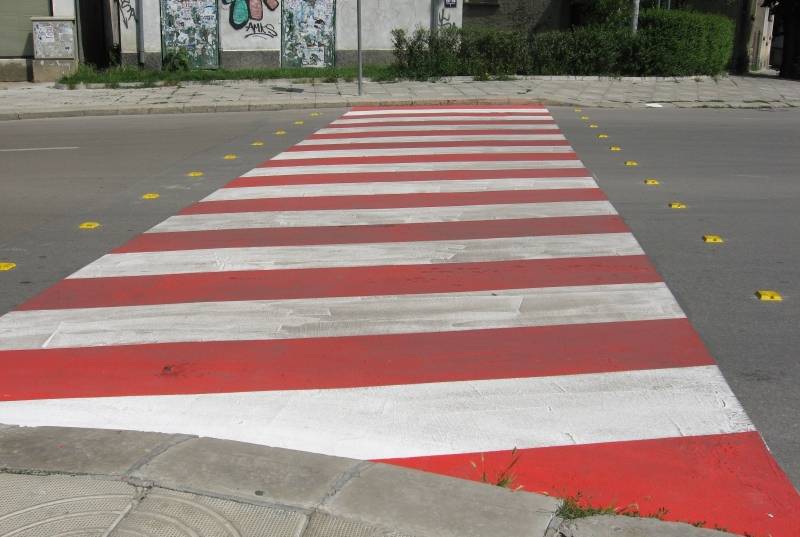 Кола блъсна майка с бебе на пешеходна пътека в Пещера