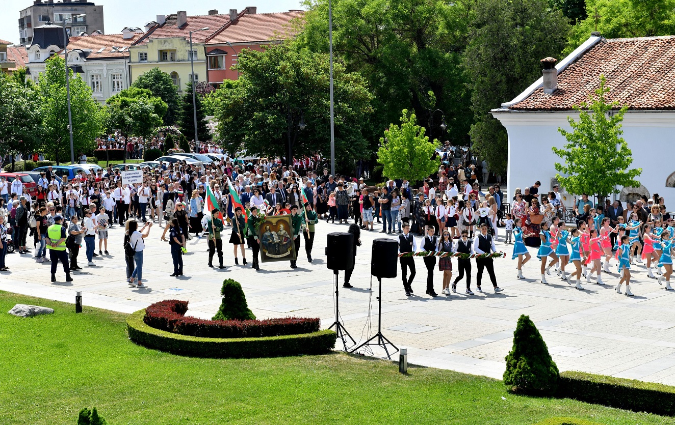 Празнично шествие и тържествена церемония имаше за 24 май в Сливен