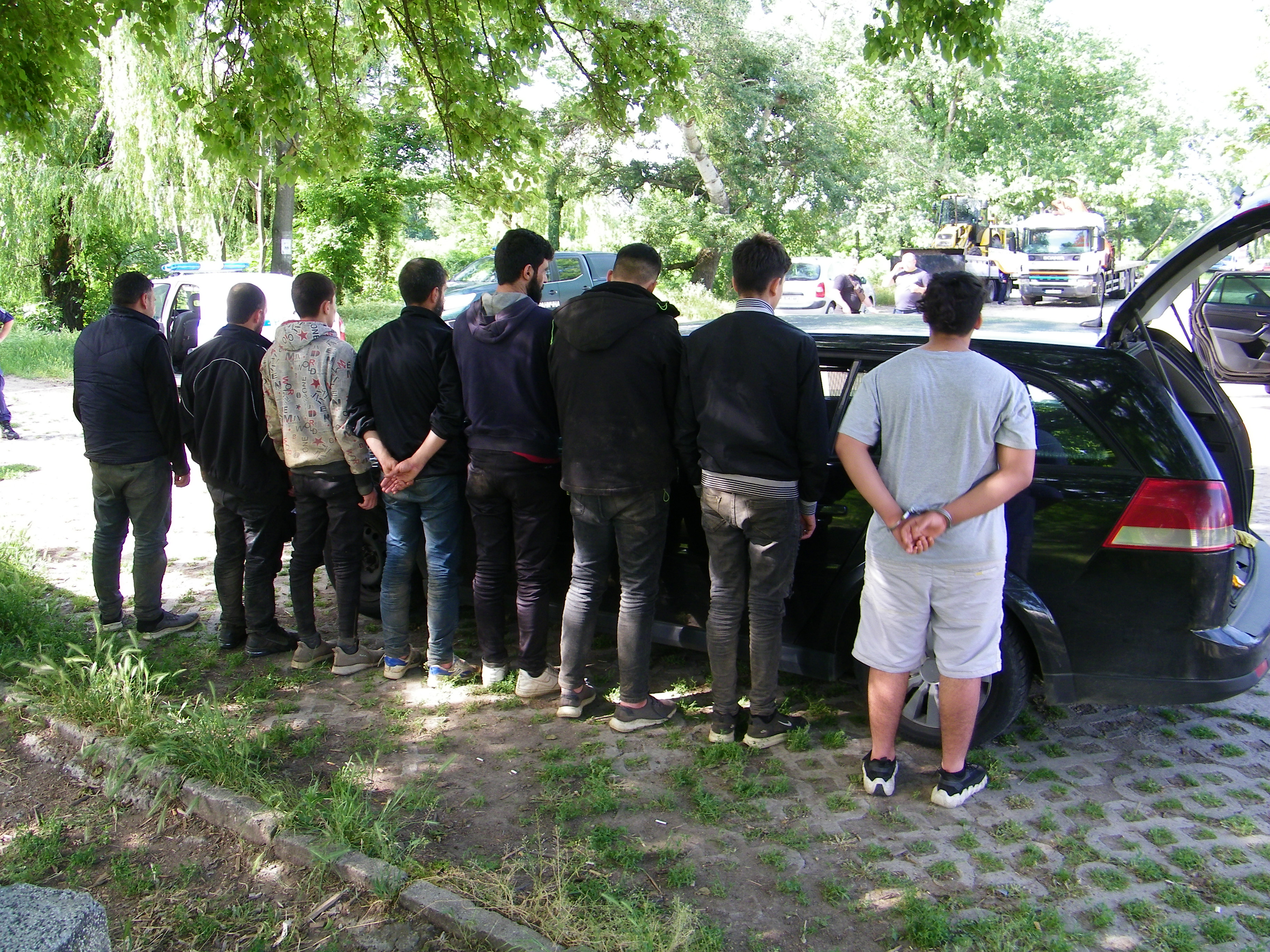 Спипаха двама каналджии с незаконни имигранти след гонка в Елхово