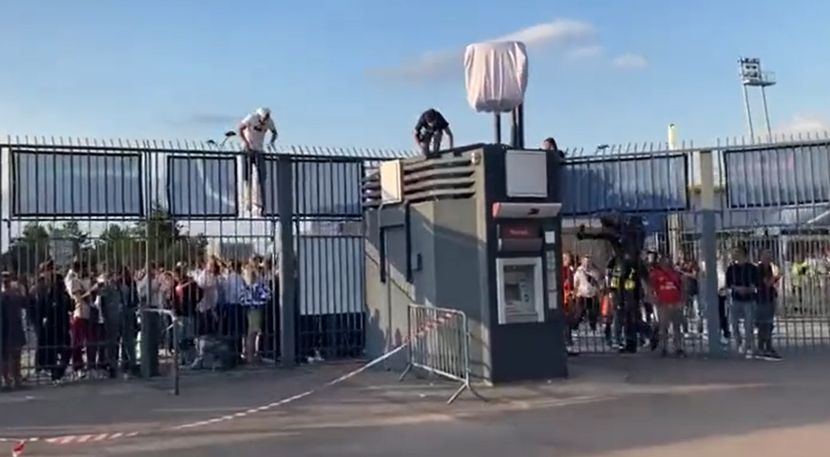 На косъм от трагедия - фенове си стъпват върху главите в опит да прескочат оградата на "Стад дьо Франс", полицията ги пръска с лют спрей