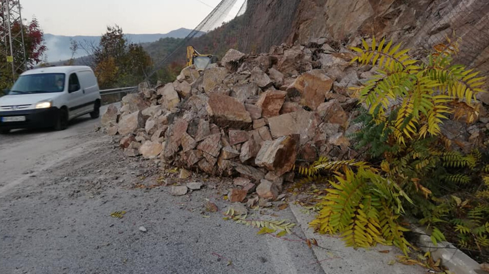 Скала падна върху автомобил в Искърското дефиле, шофьорът е в болница