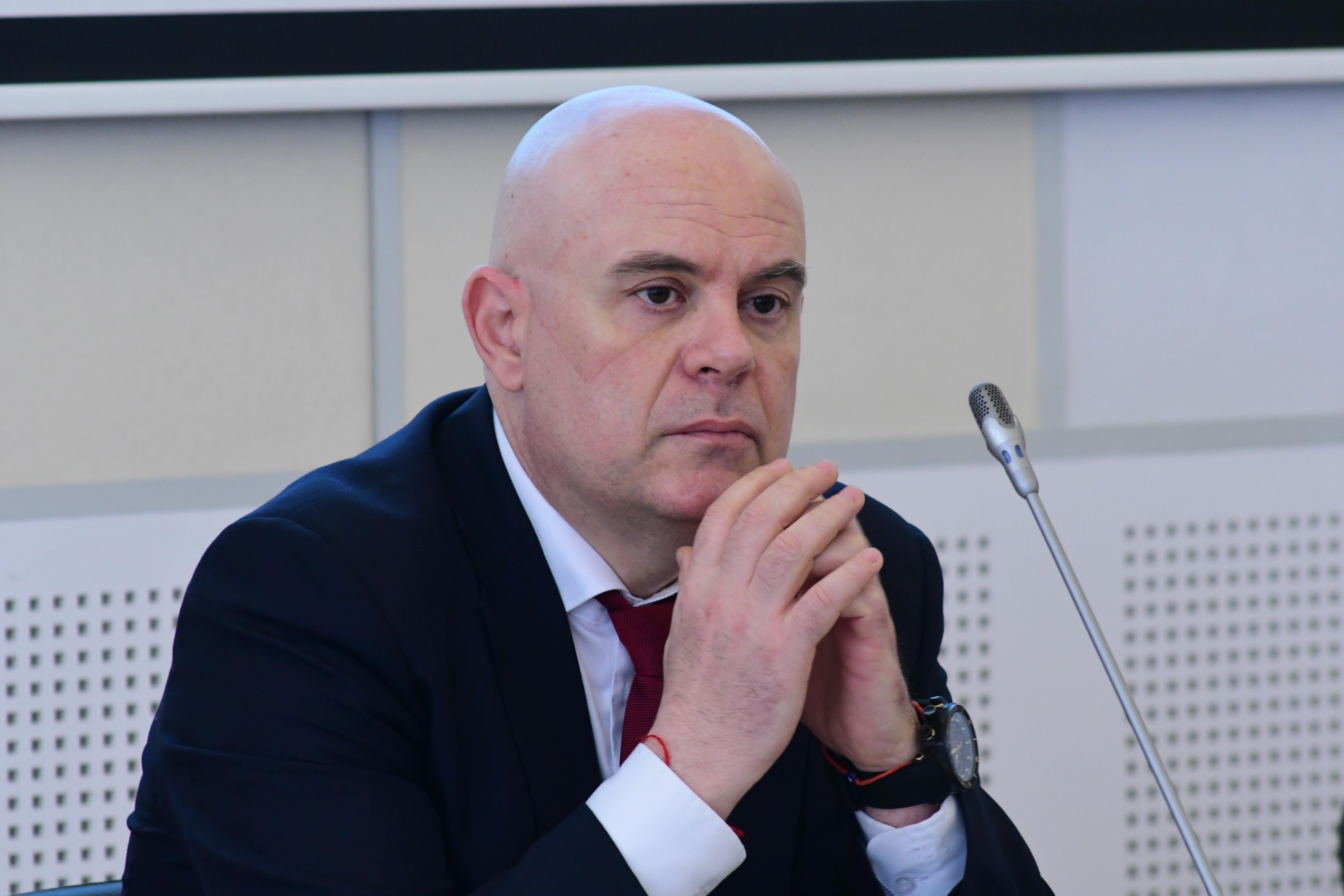 Гешев сезира КС за нарушаване на академичната автономия