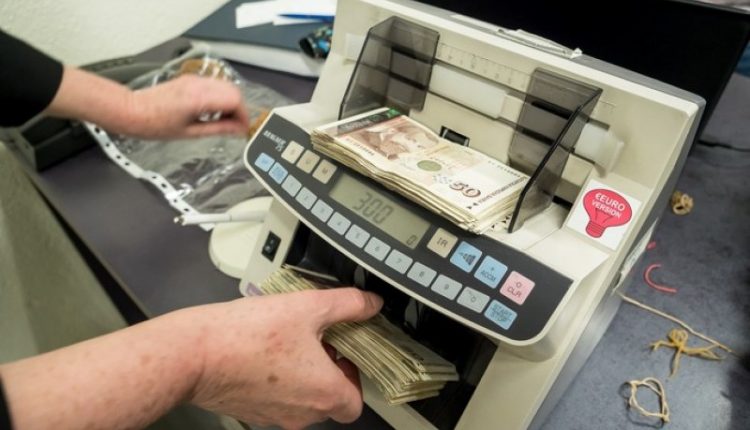 Съдят банкова служителка, източила 27 000 лв. от свой клиент