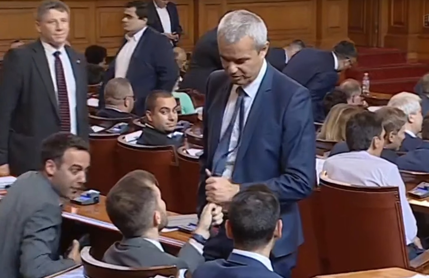 Скандал между депутат от ПП и лидера на "Възраждане" предизвика меле в парламента (СНИМКИ и ВИДЕО)