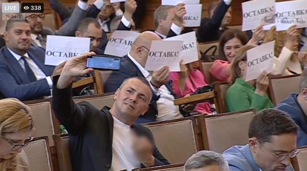 Наказаха със „забележка” Ицо Хазарта заради неприличен жест в парламента