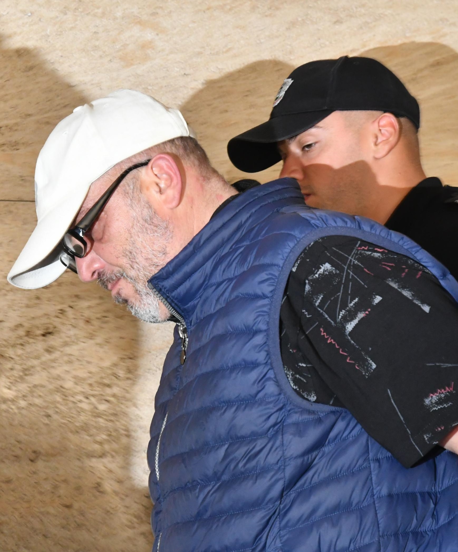 Арест за измамника погребален агент (обзор)