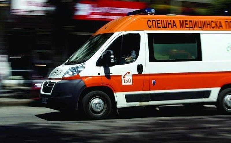 Баскетболен кош в училищен двор падна върху 16-годишно момче във Враца