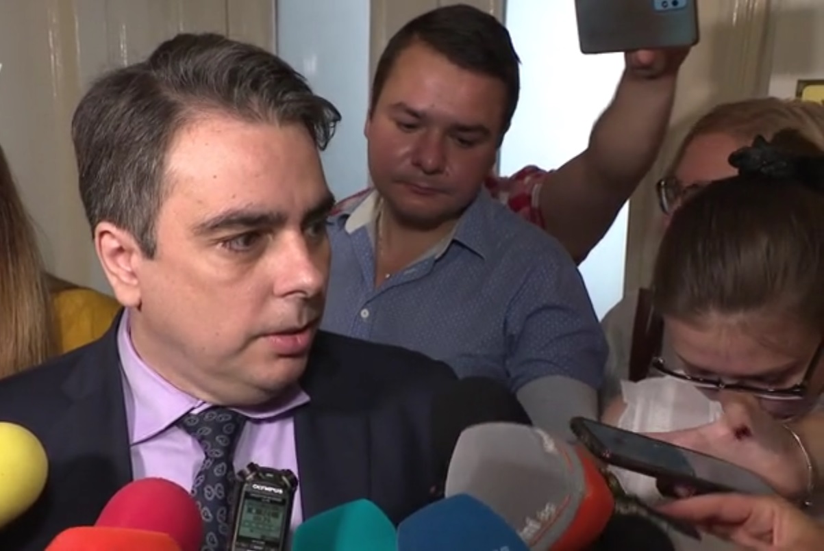 Василев: Предвиждаме дефицитът да остане 4,1 процента