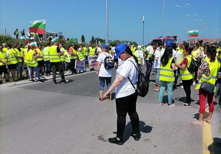 Превозвачи блокираха движението през ГКПП "Капитан Андреево" в знак на протест