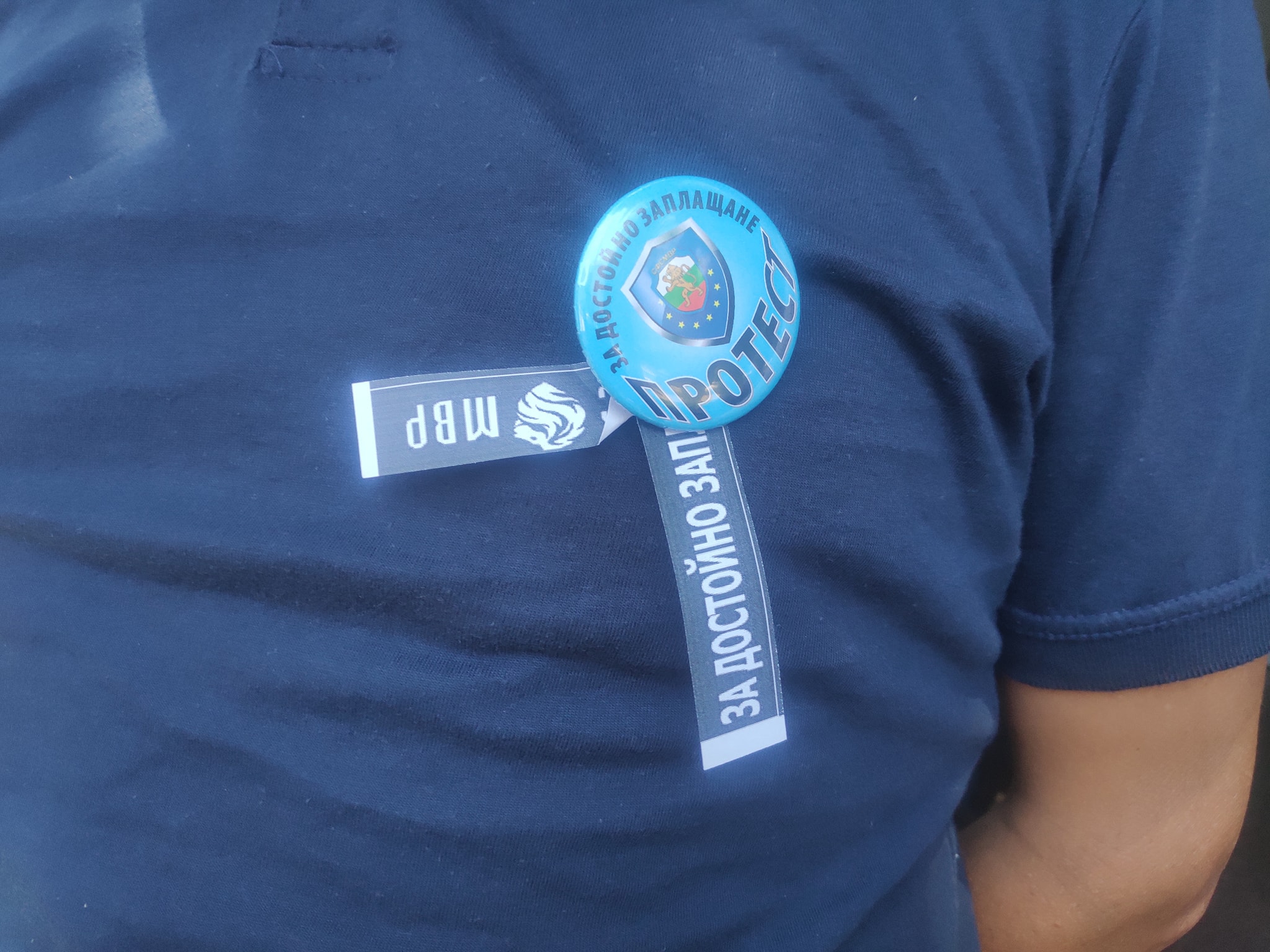 Полицаи и надзиратели протестират в цялата страна