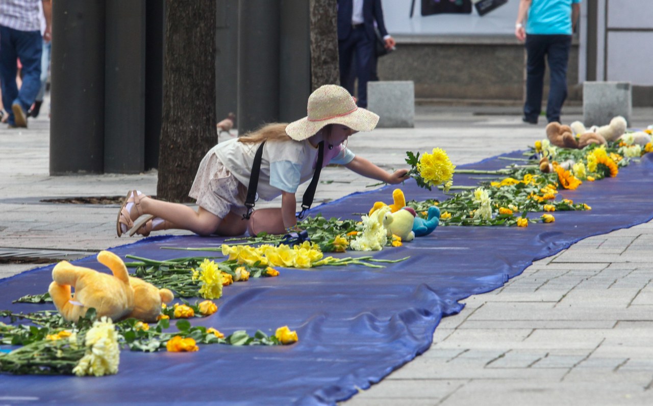 Синьо платно с жълти рози за 100-те дни от началото на войната (СНИМКИ)