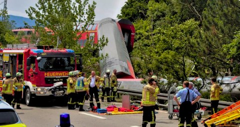 Най-малко трима загинали и много ранени при инцидент с влак в Южна Германия (Снимки+Видео)