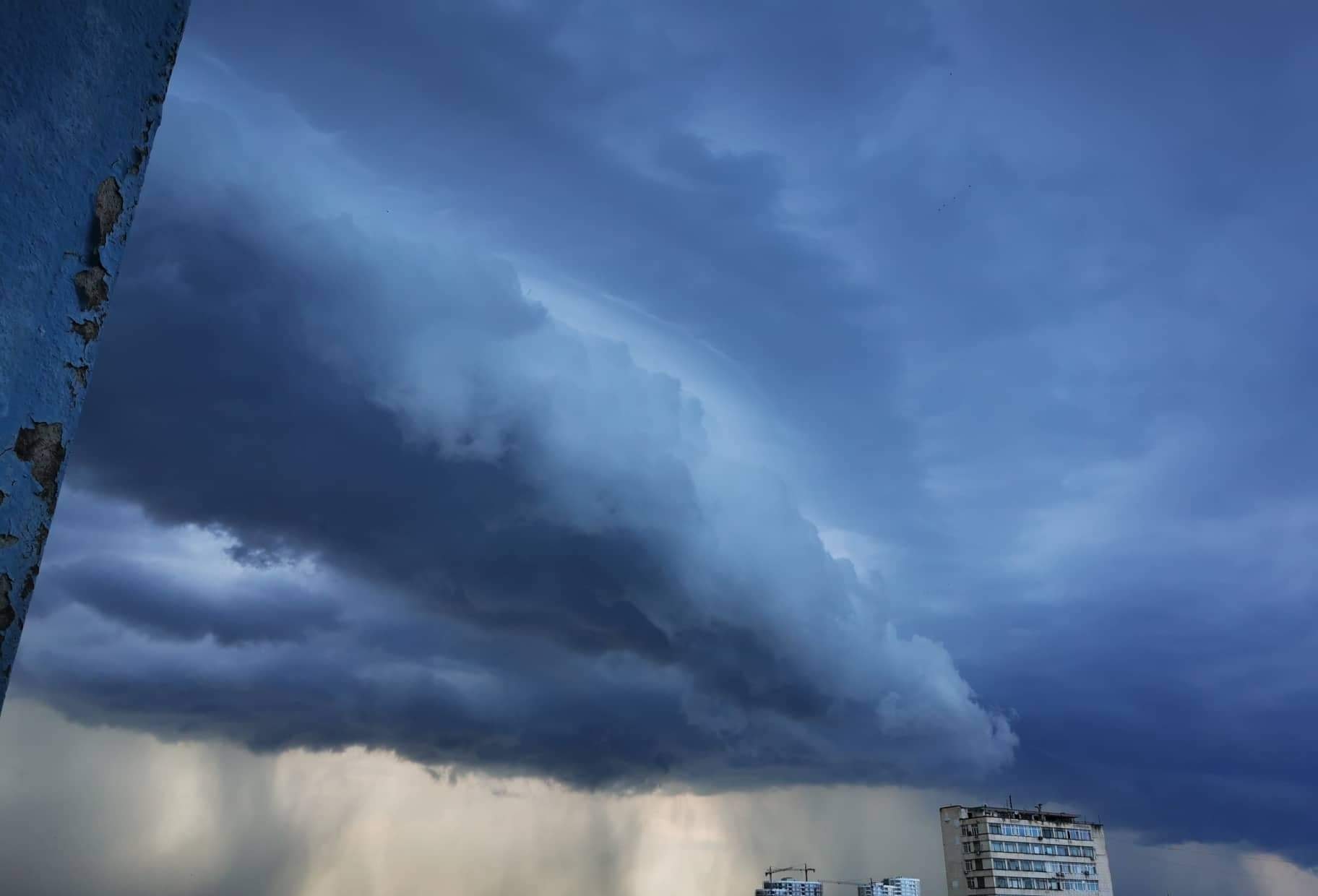 Силна буря се разрази над южното Черноморие (ВИДЕО)