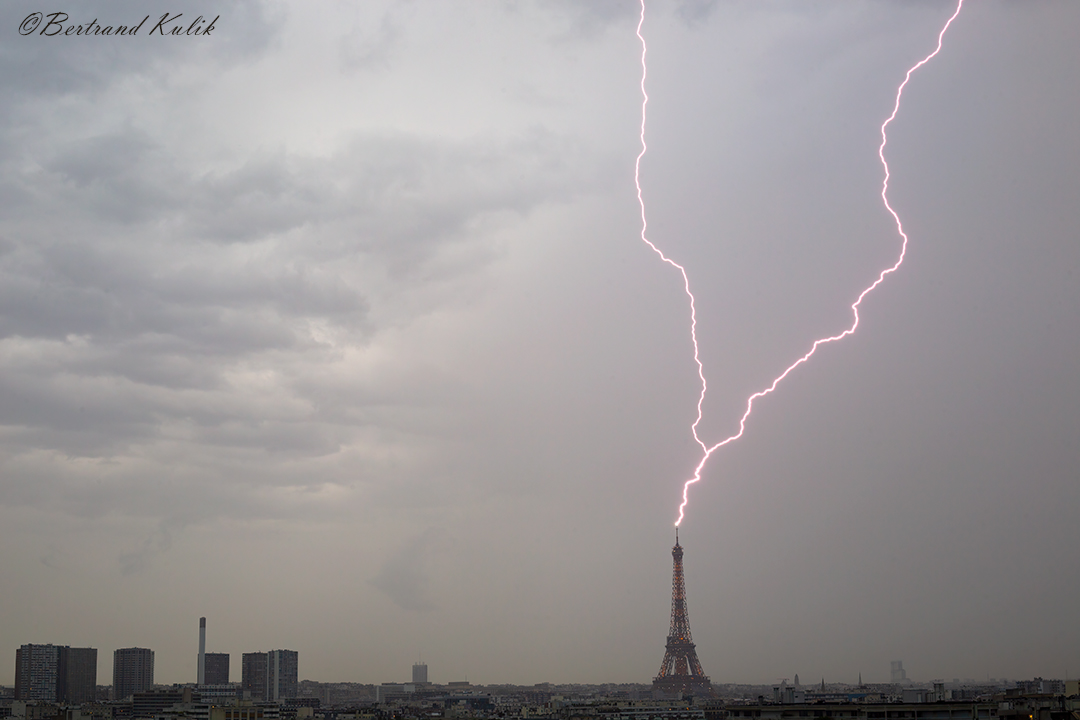 Мълния удари Айфеловата кула (СНИМКИ)