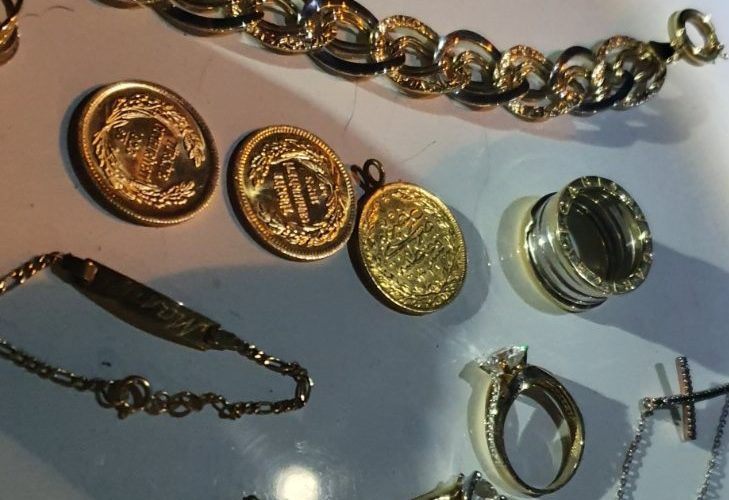 Задържаха двама рецидивисти, задигнали златни накити от къща