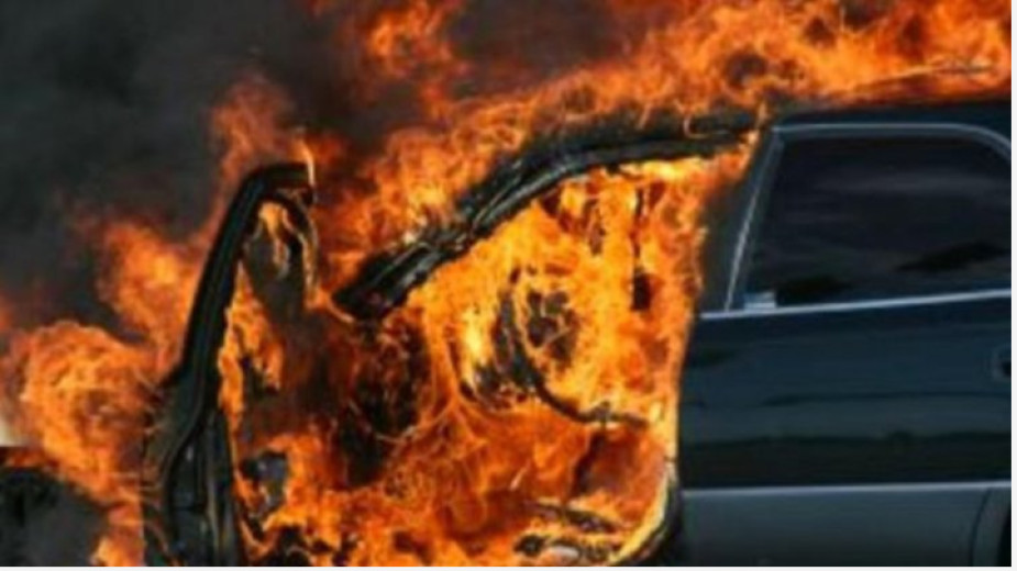 Шест коли и два мотоциклета изгоряха при пожар в Димитровград (ВИДЕО)