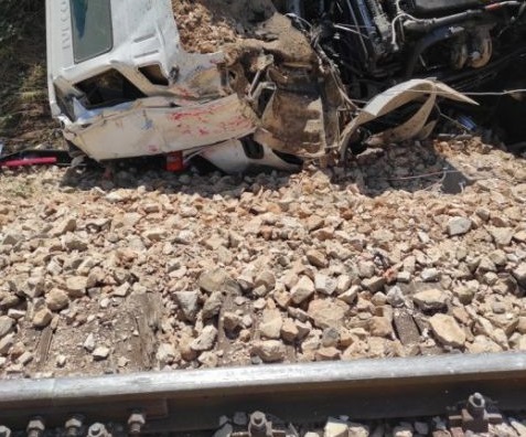 Трима загинаха при катастрофа между влак и камион на Гара Орешец