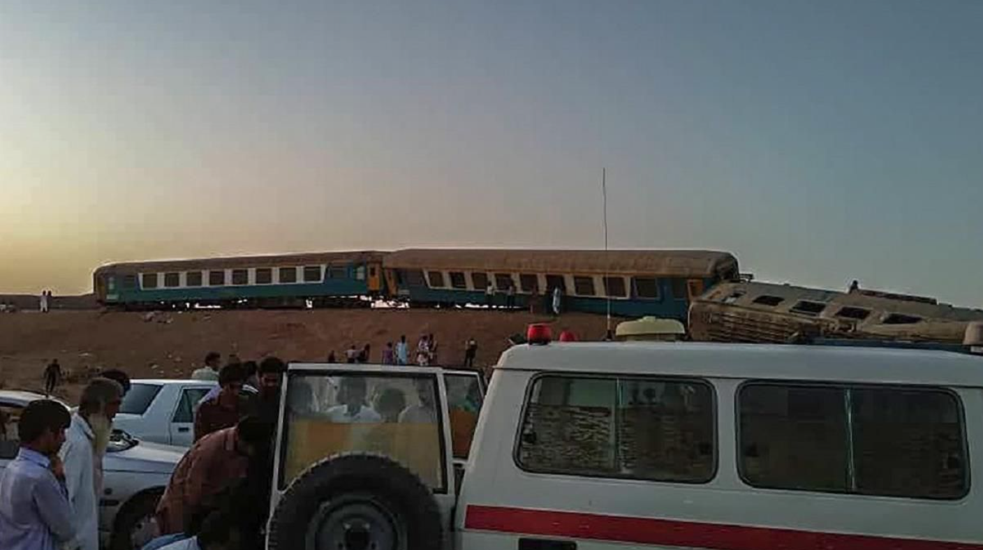 10 души загинаха, след като пътнически влак дерайлира в Източен Иран (СНИМКИ и ВИДЕО)