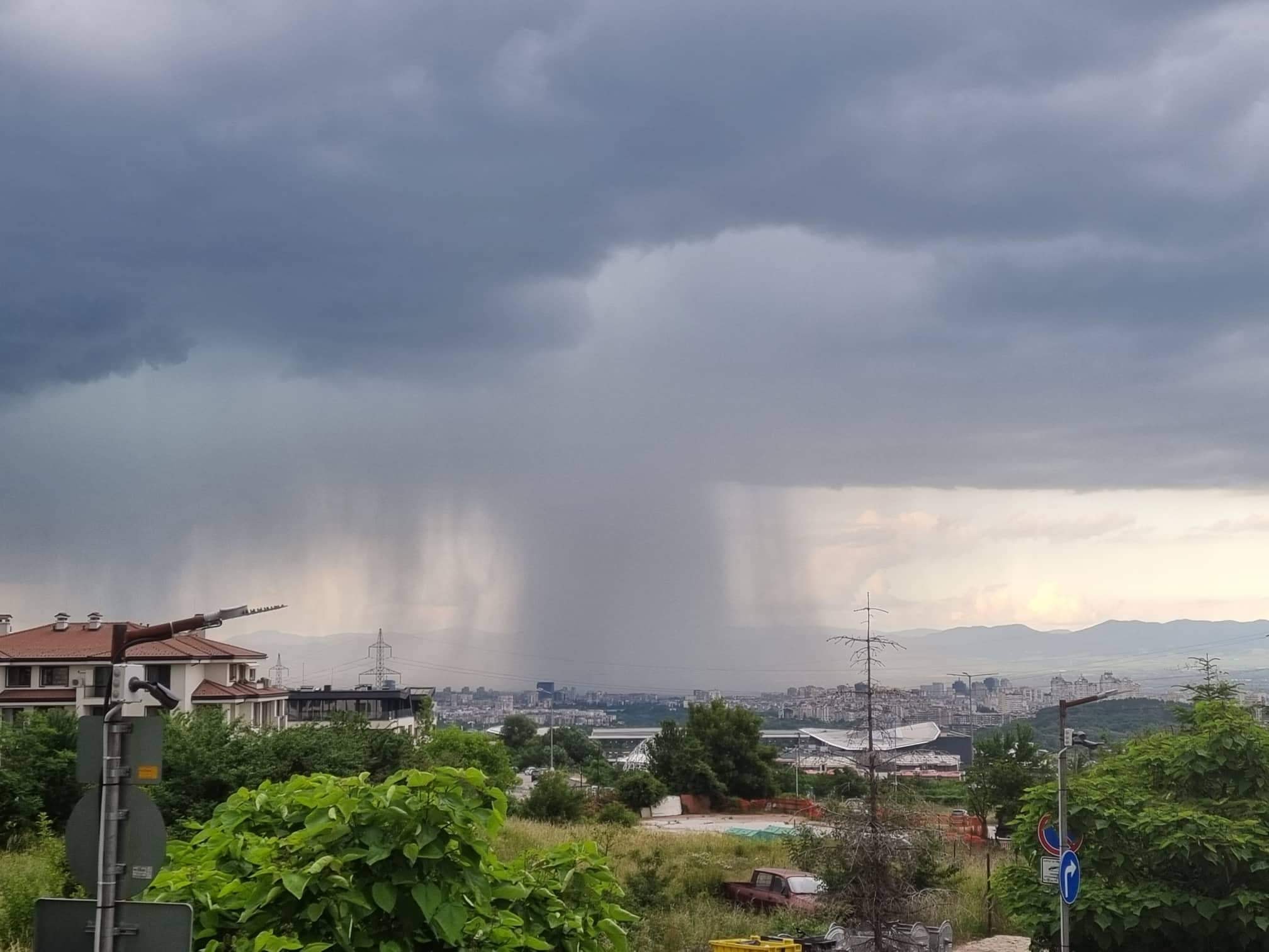 Над 150 сигнала за щети са получени след поройния дъжд в София (СНИМКИ и ВИДЕО)