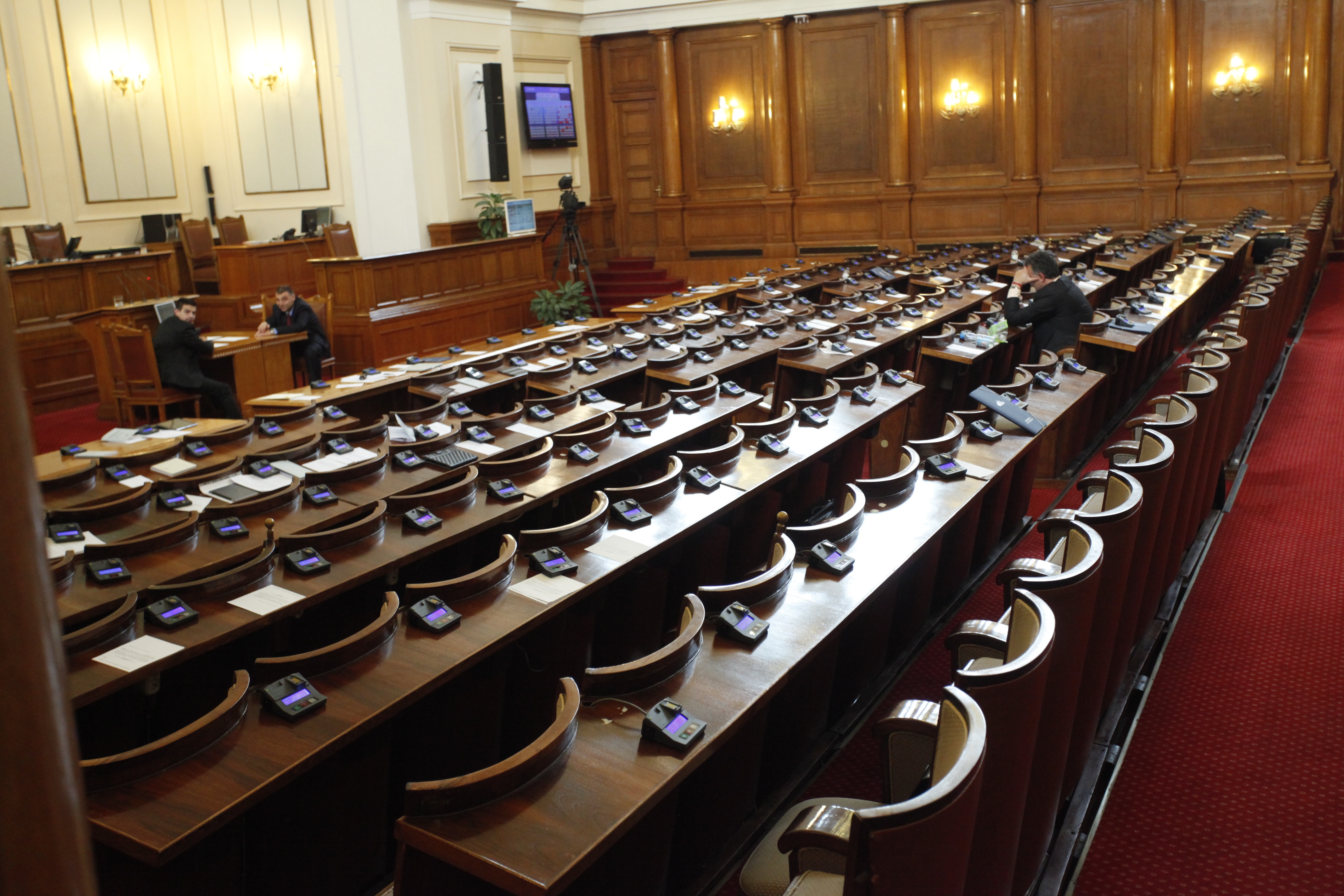 Парламентът едвам събра кворум за започване на заседанието