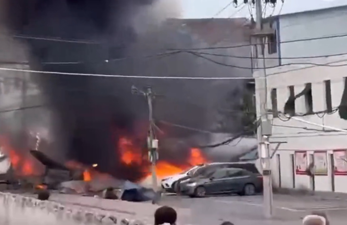 Изтребител се разби в централната част на Китай и разруши няколко сгради (ВИДЕО)