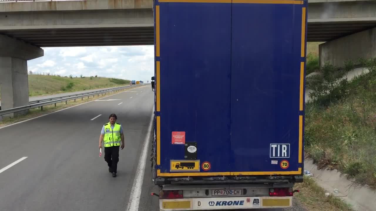 Арестуваха пиян шофьор на тир, който хвърлял кутийки от бира