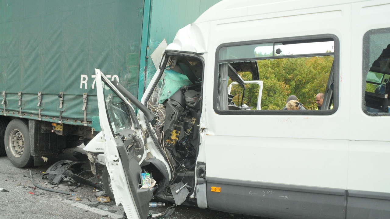 За да избяга: Трафикант загина, а десетки бежанци са ранени при катастрофа в Гърция