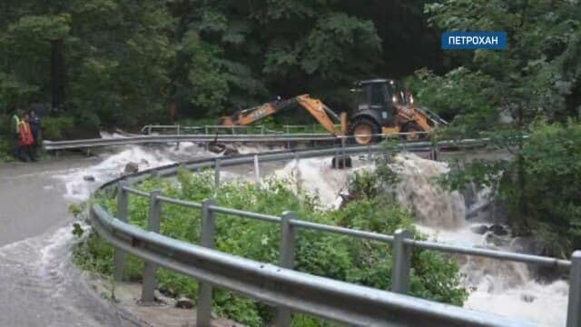 Продължава разчистването на прохода Петрохан