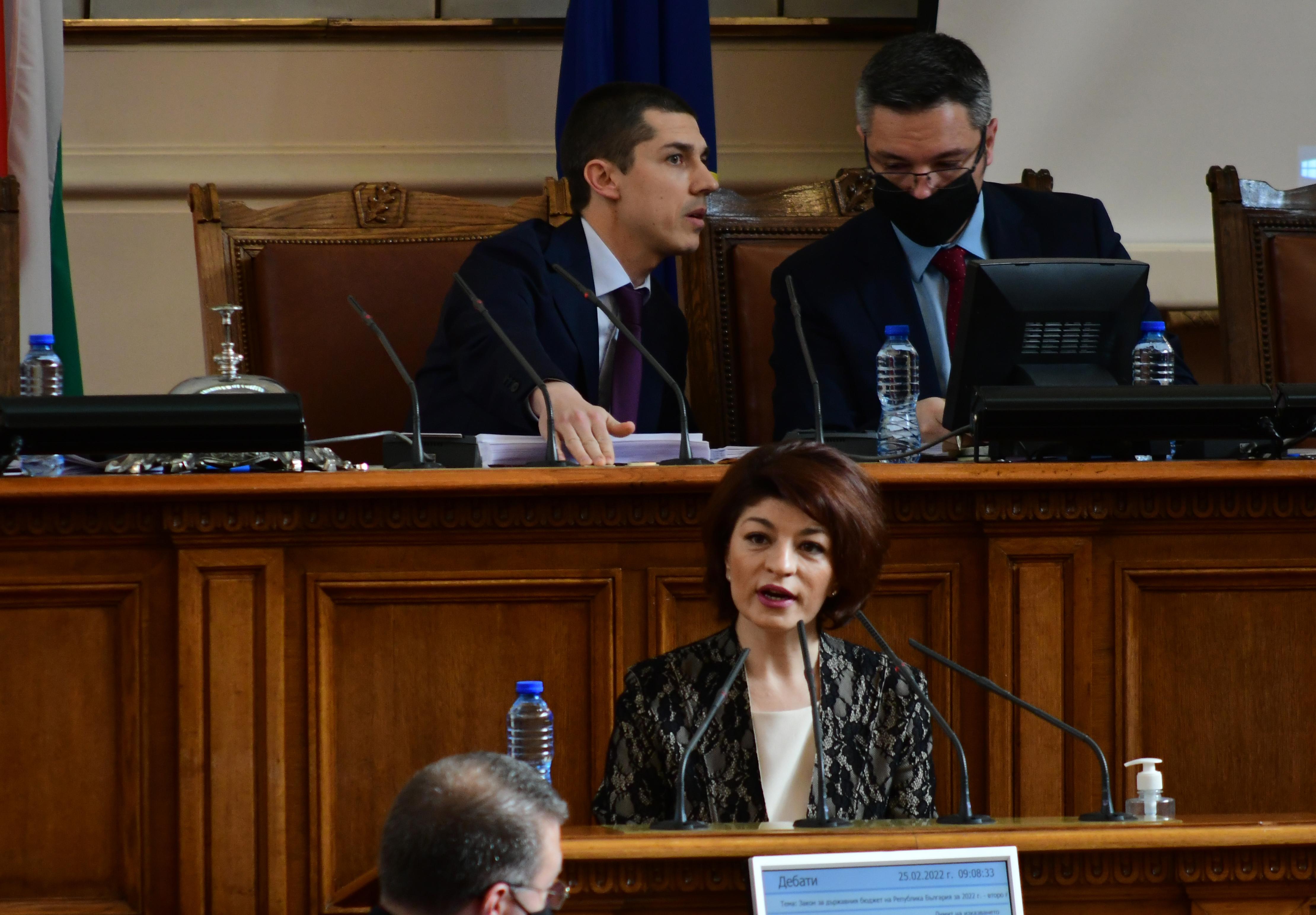 Десислава Атанасова: Днес е още един срамен ден за българския парламент