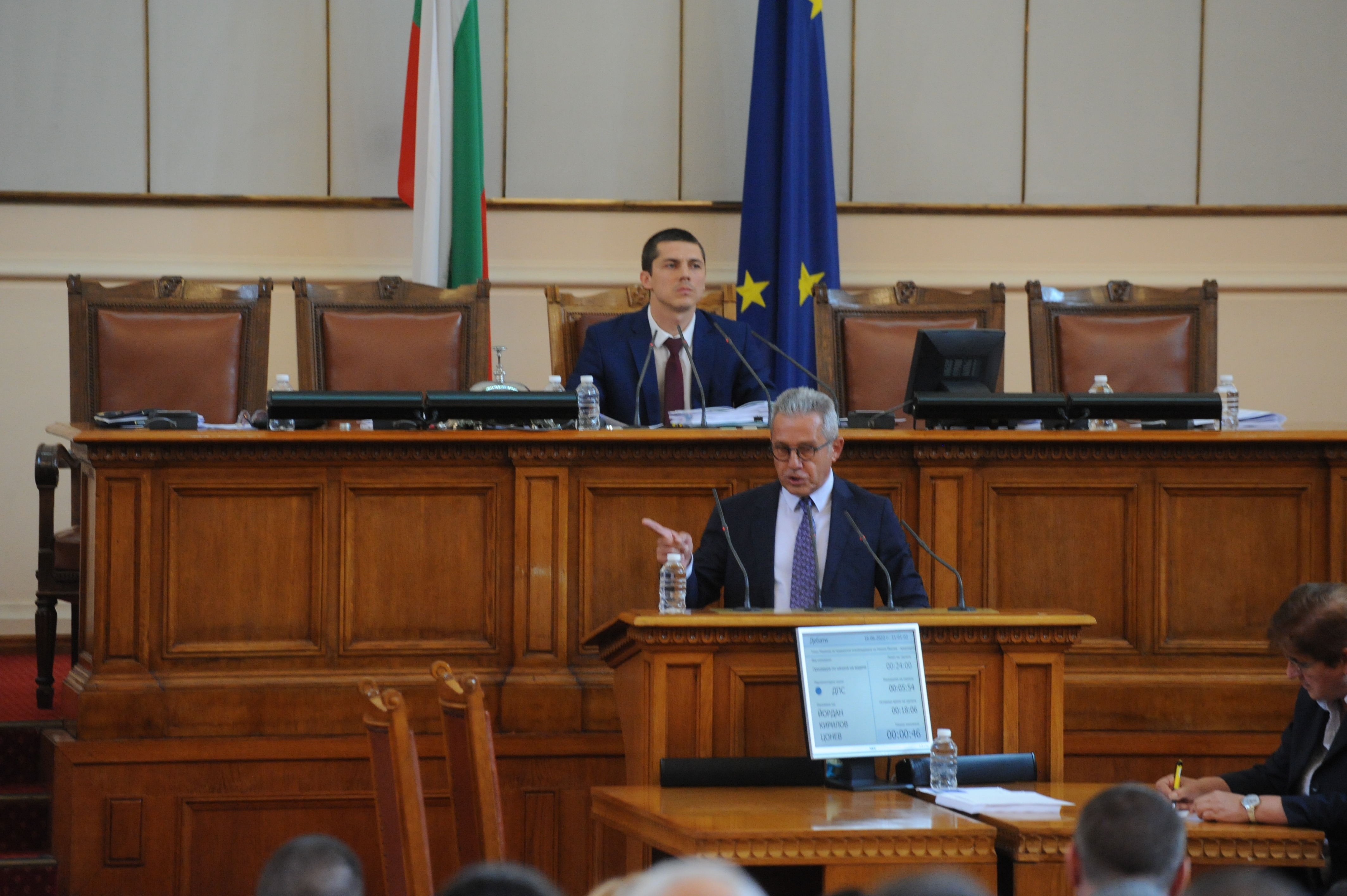 Йордан Цонев към управляващите: За първи път някой си позволява да тропа на депутатите