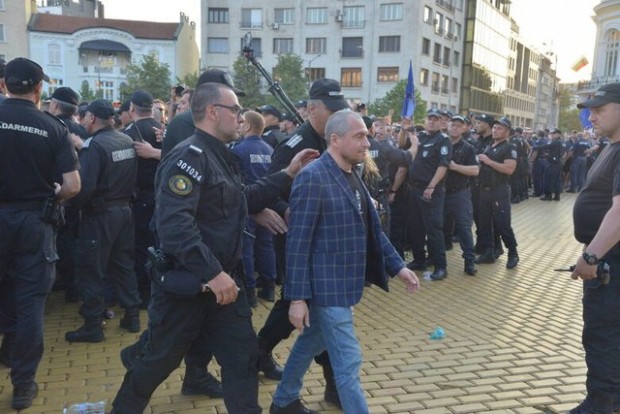 Напрежение: Протестиращи атакуваха Тошко Йорданов с кенчета, бутилки и четки за коса