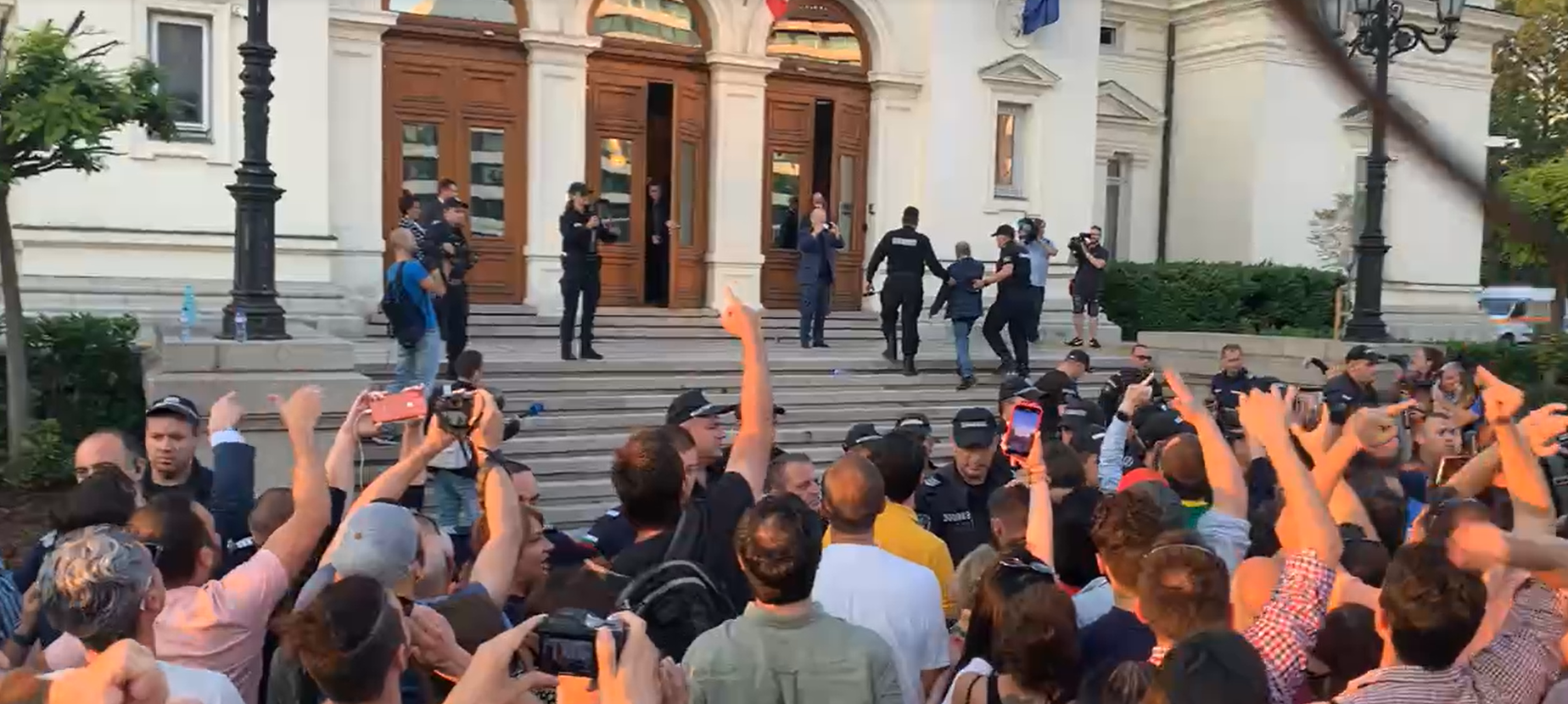 Бъдещето е неграмотна антиутопия, съставена от боклуци, измамници и схемаджии, които ползват тълпите за оперативен инструмент