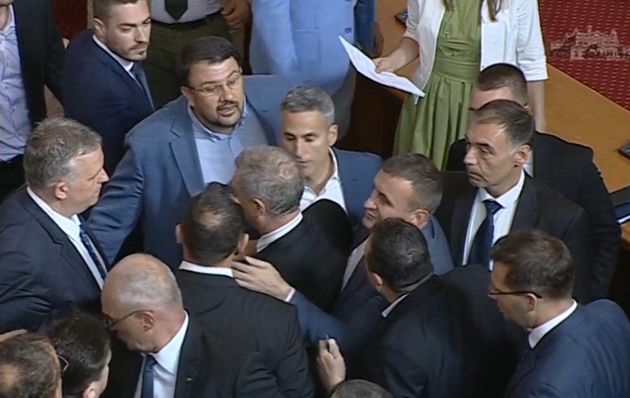 Отново напрежение в НС, депутати едва не стигнаха до бой