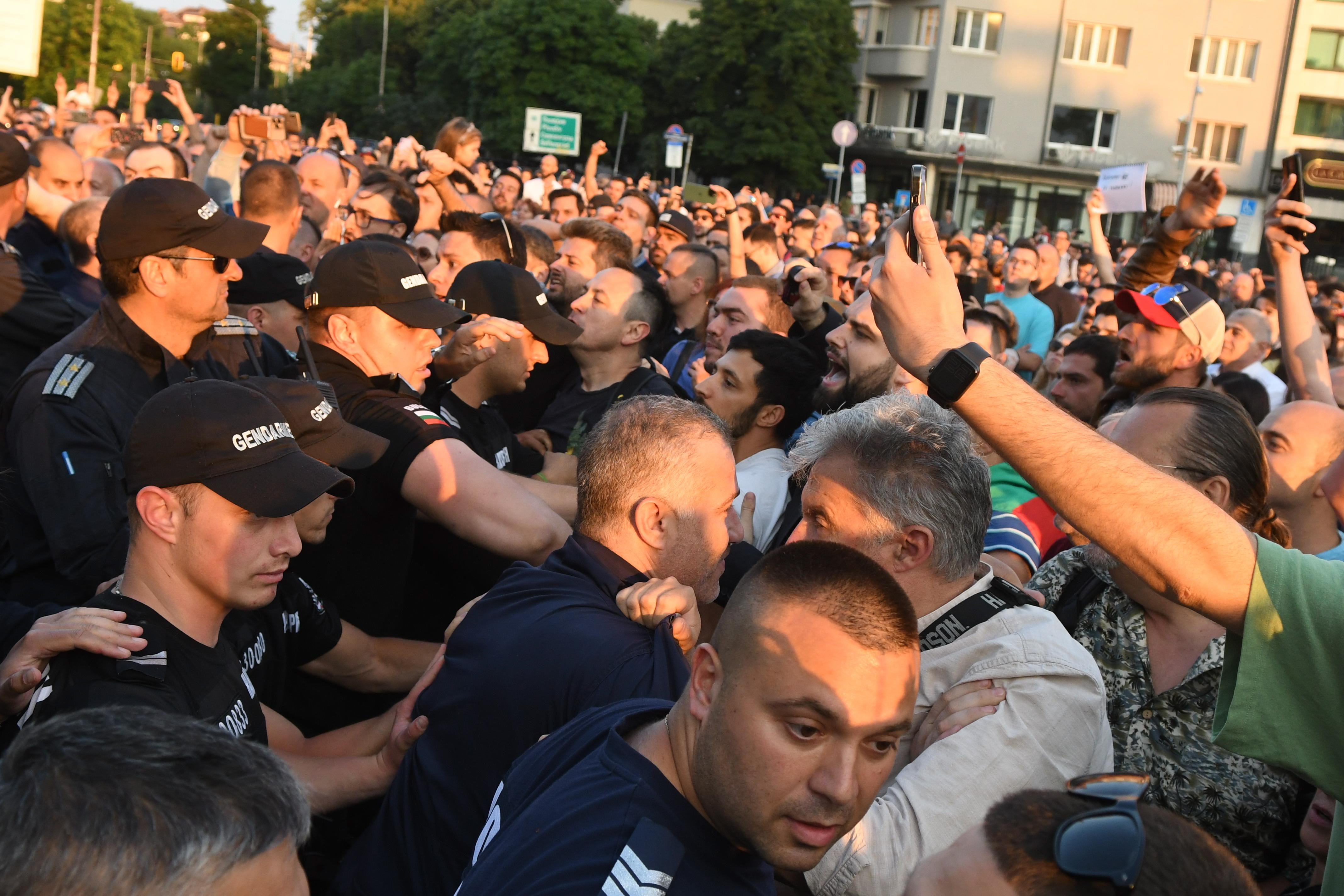 Депутати със съмнения за подготвяни безредици