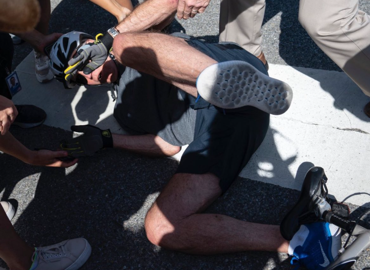 Джо Байдън падна от велосипеда си след разходка по плажа (ВИДЕО)