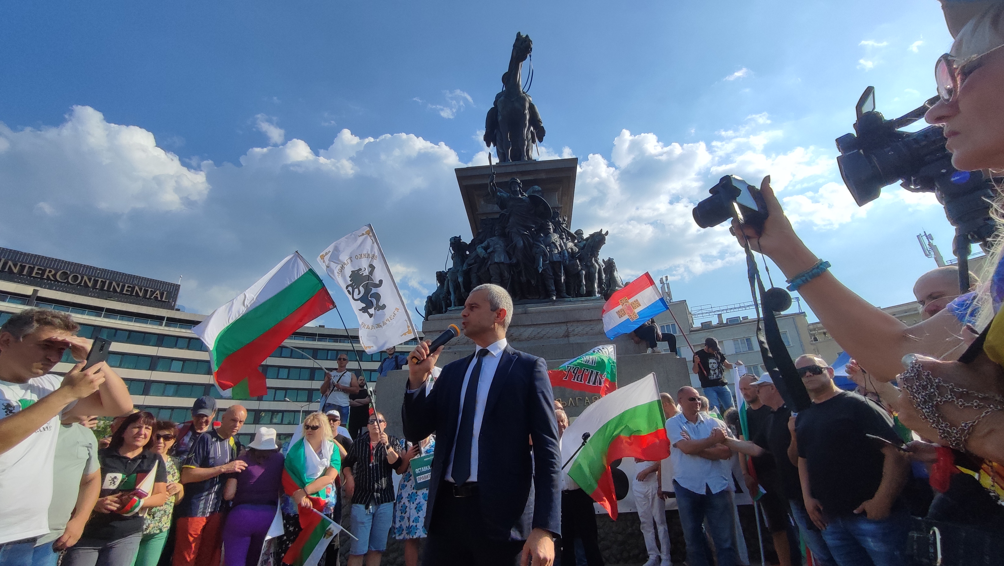 Протестиращи от „Възраждане” блокираха движението пред парламента (ВИДЕО)