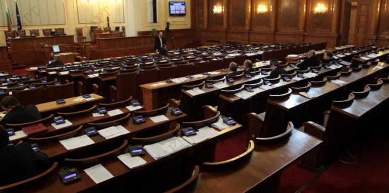 Няма кворум в парламента: Управляващите заговориха, че правителството ще падне