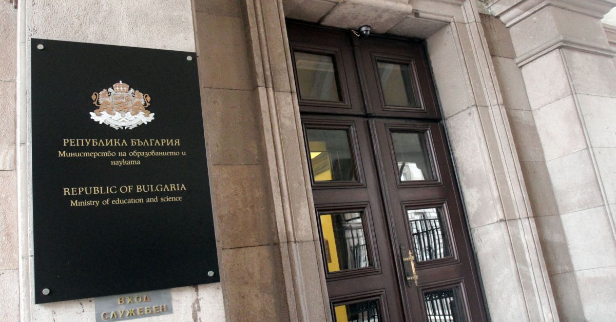 МОН: Близо 1000 образователни медиатори и социални работници остават в училищата