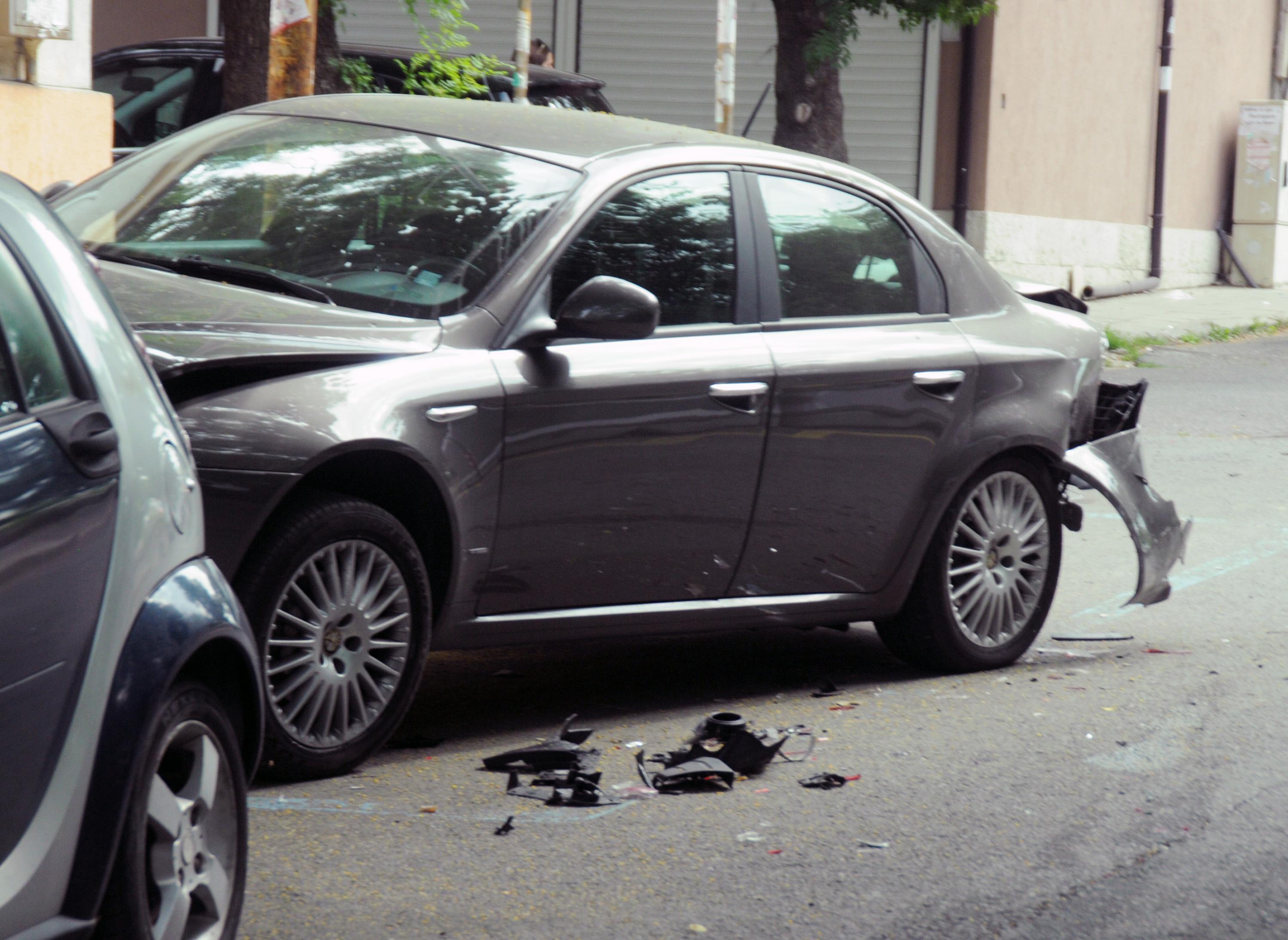 Шофьор помете три паркирани коли след гонка с полицията в Бургас (СНИМКИ)