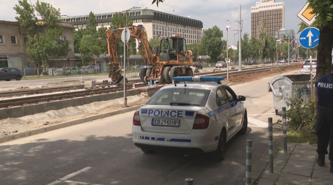 Багер прегази работник в София