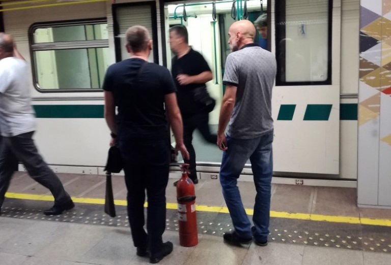 Инцидент в метрото на станция "Сливница", пламнал вагон евакуира пътници