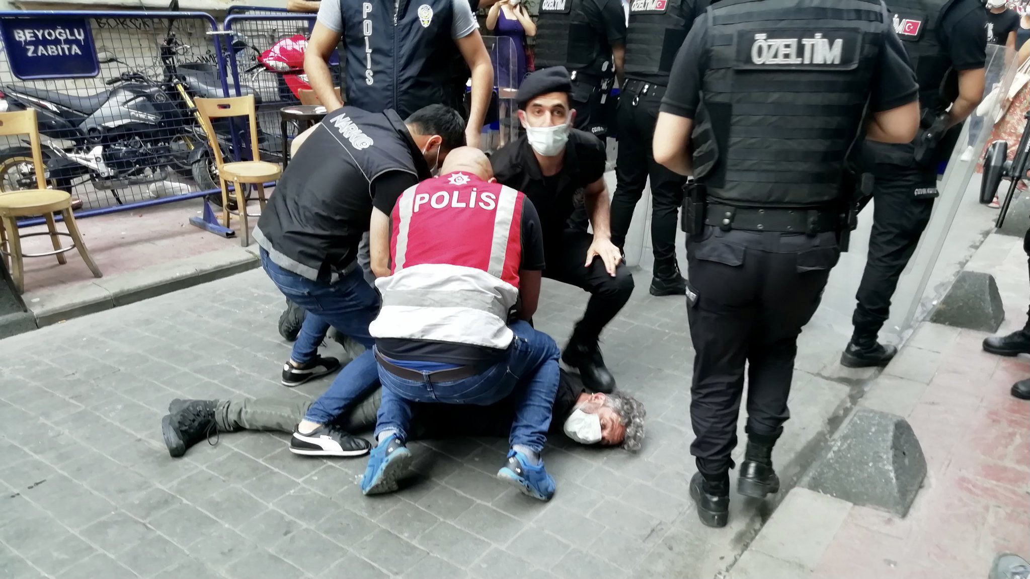 Полицията в Турция разпръсна гей парада в Истанбул, десетки са задържани