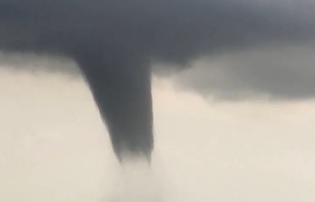 Загинал и ранени при торнадо в Нидерландия (ВИДЕО)