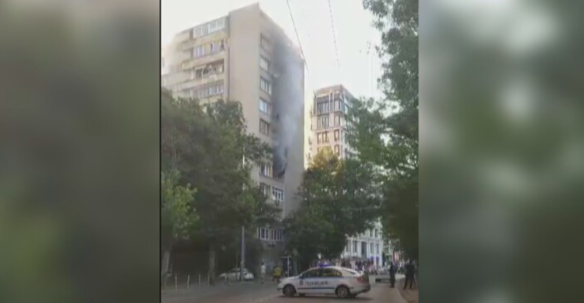Пожар гори в столичния кв. „Иван Вазов“