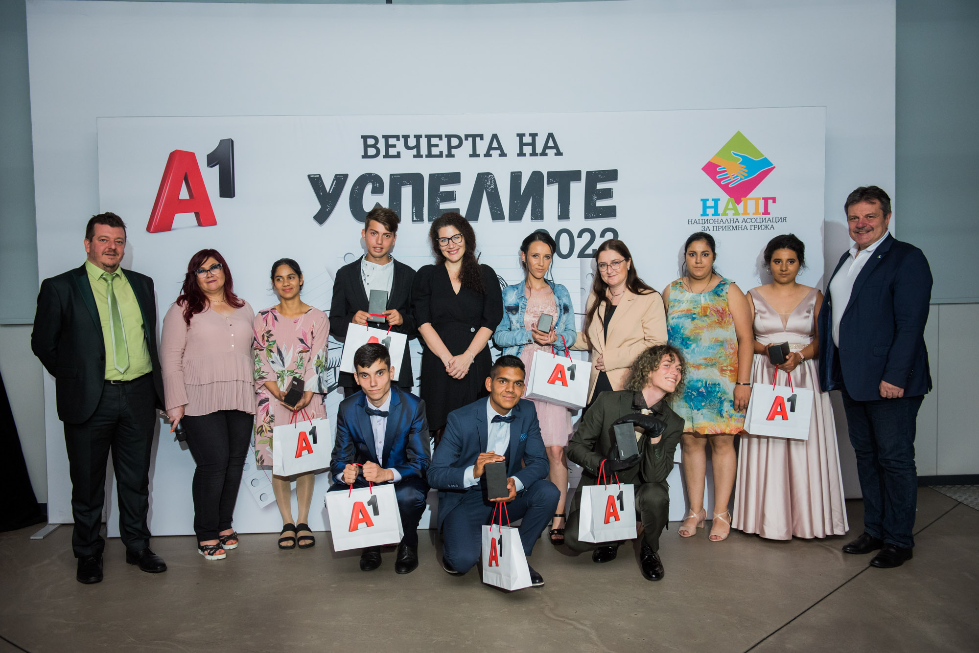 НАПГ и А1 отбелязаха завършването на средно образование на деца от приемни семейства с „Вечер на успелите“
