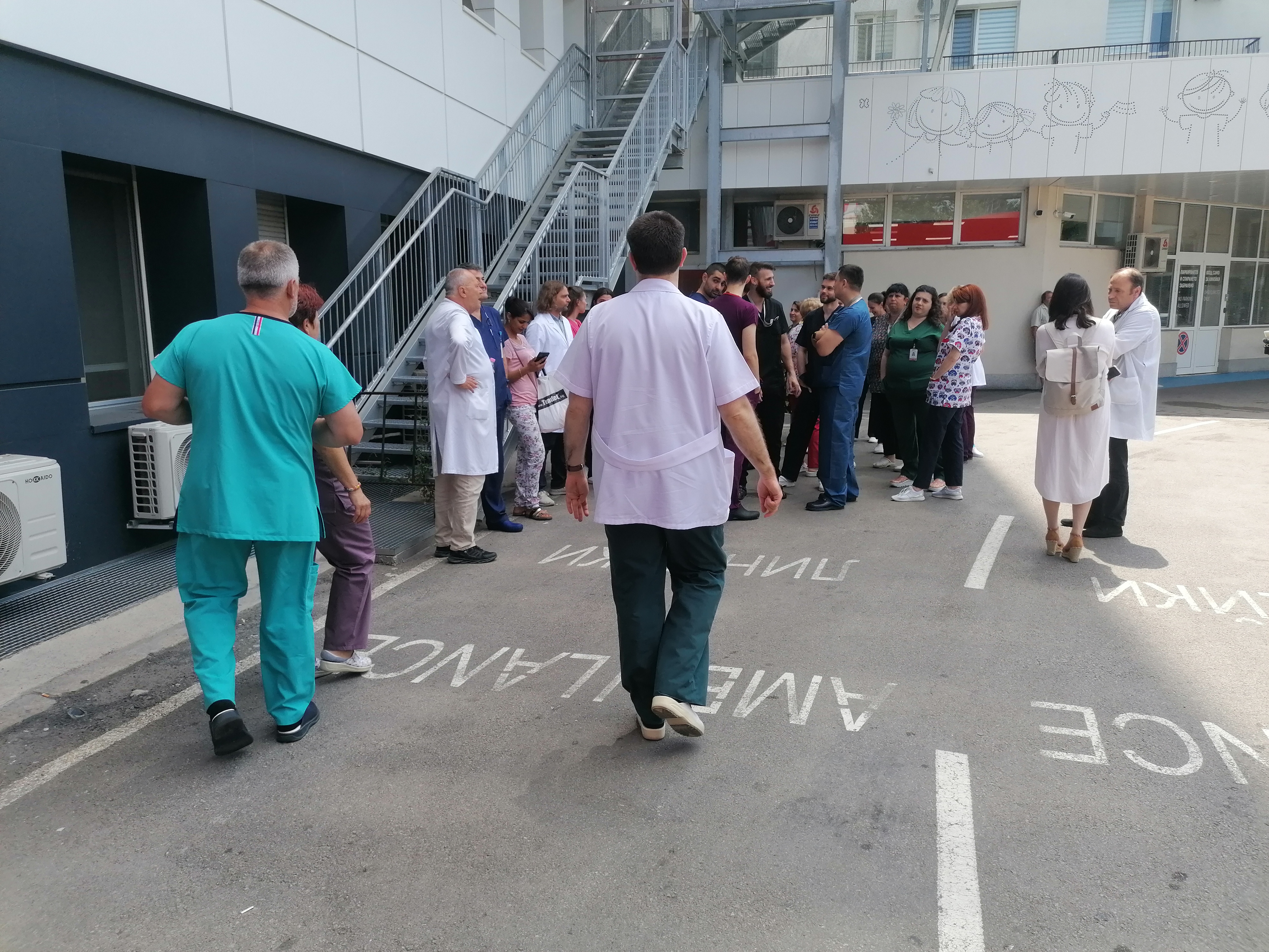 Лекари от "Пирогов" на протест след уволнението на проф. Поромански