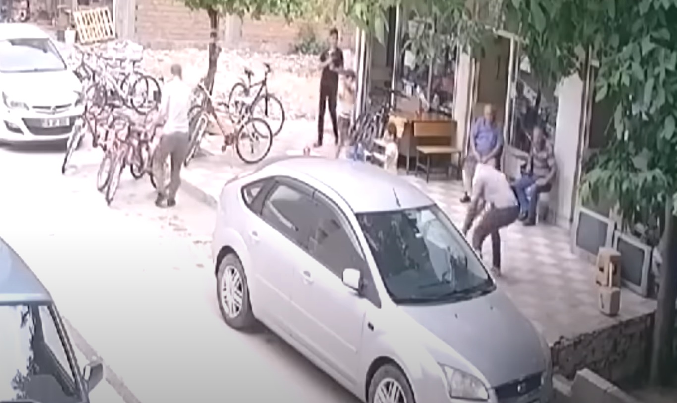 Едногодишно дете падна от жилищна сграда върху гърба на пешеходец в Турция и оцеля (ВИДЕО)