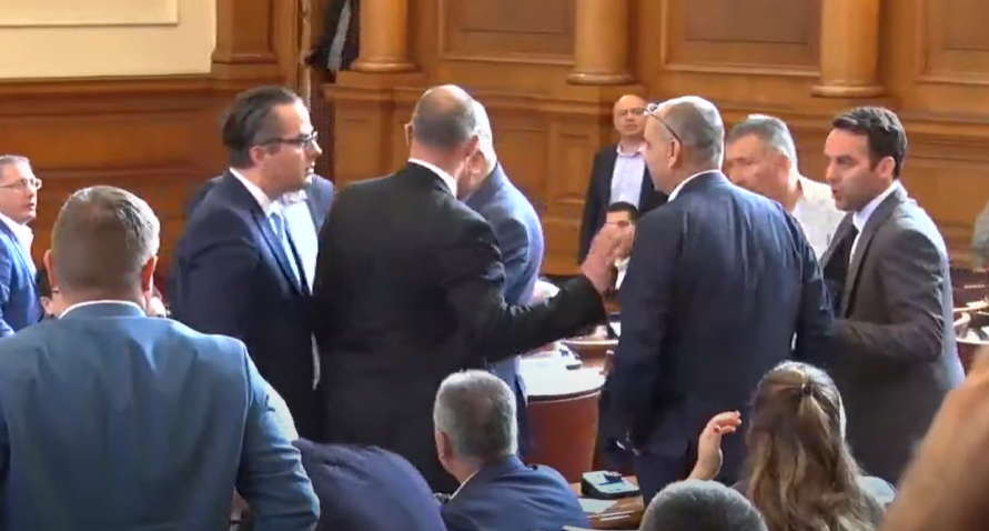 Ново напрежение в НС, депутати едва не стигнаха до бой