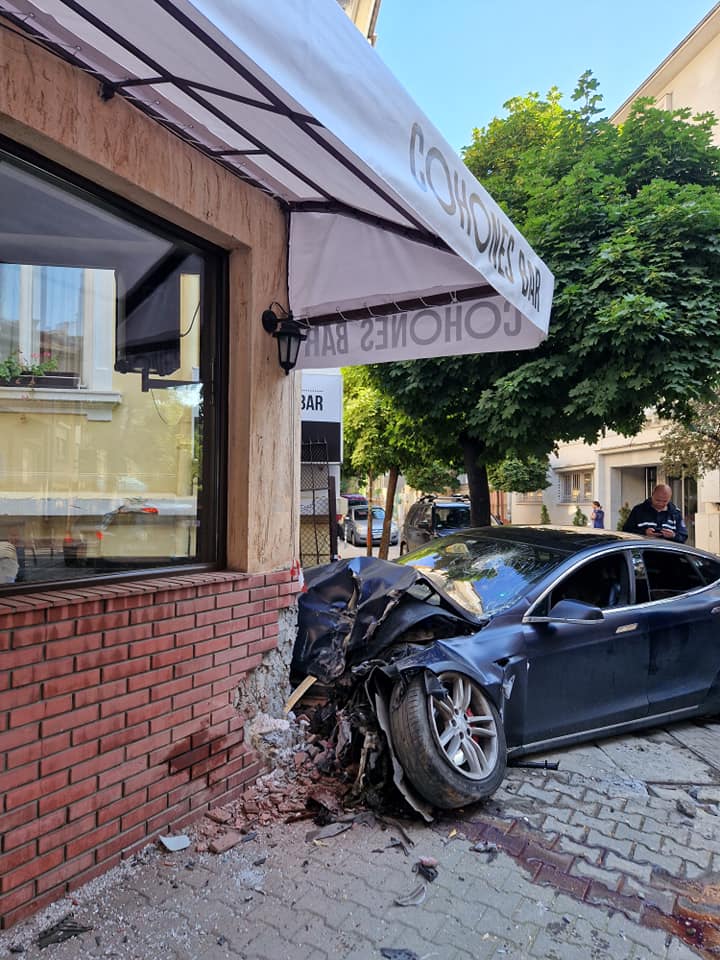 Шофьор с "Тесла" се заби в столично заведение (СНИМКИ)